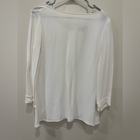 Massimo Dutti Blouse

Decorative buttons on the back - Picture 1 of 9